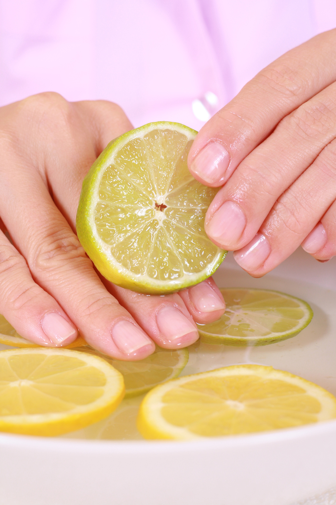 Маска лимонным соком. Лимонная ванночка для ногтей. Лимон на ногтях. Ванночка для ногтей с лимоном. Маникюр с лимоном.