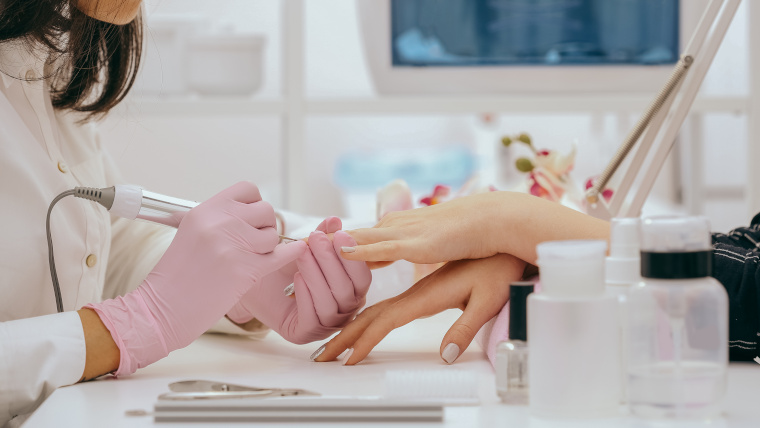 Handpflege vom Profi: Regelmäßige Maniküre sorgt für gesunde und schöne Hände und Nägel.
