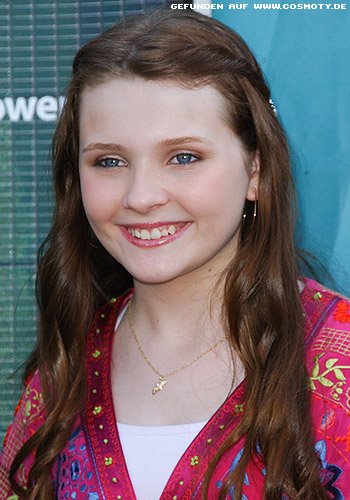 Abigail Breslin mit zurückgesteckten Strähnen im Hippie-Style