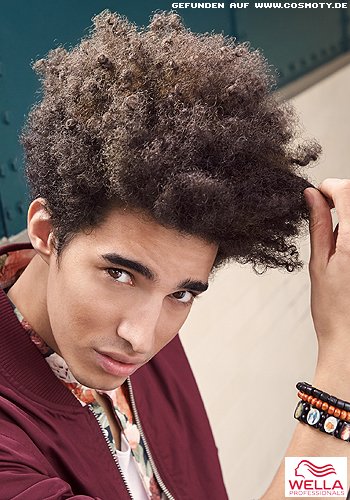 Afro-Locken auf Volumen gestylt