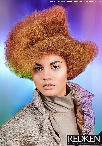 Afro-Locken-Frisur mit seitlichem Scheitel