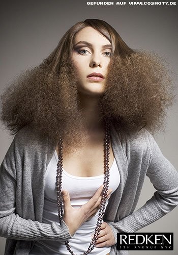 Afro-Locken in den Längen zum glatten Ansatz