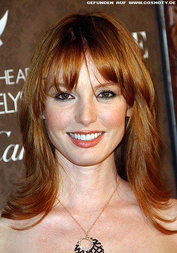 Alicia Witt mit sanft nach außen gewellten Spitzen