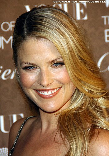 Ali Larter mit seitlich drapierten Längen