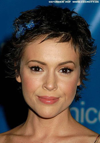 Alyssa Milano mit süß verstrubbeltem Pixie