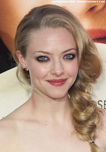 Amanda Seyfried mit seitlichem Flecht-Zopf