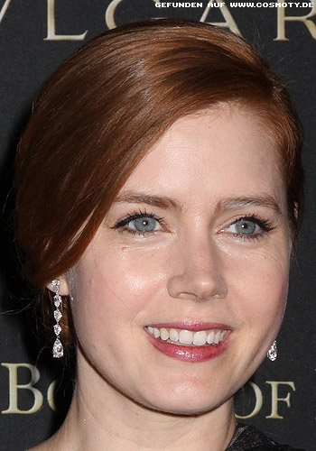 Amy Adams mit locker gebundenen Nackenknoten