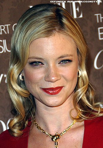 Amy Smart mit glänzenden Glamourwellen