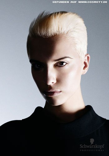 Androgyner Look für blonden Pixie