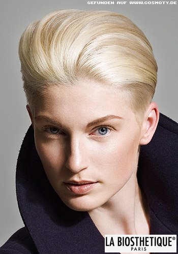 Androgyner Short-Cut in kühlen Blond-Tönen