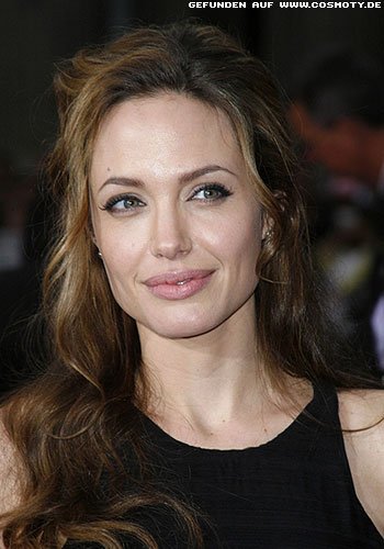 Angelina Jolie mit halber Hochsteckfrisur