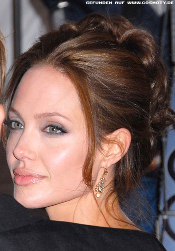 Angelina Jolie mit locker gesteckter Banane