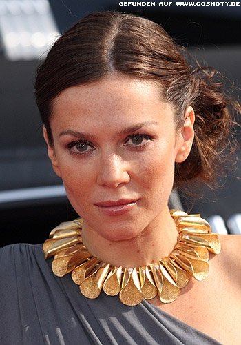 Anna Friel: Asymetrischer Nackenknoten locker gesteckt