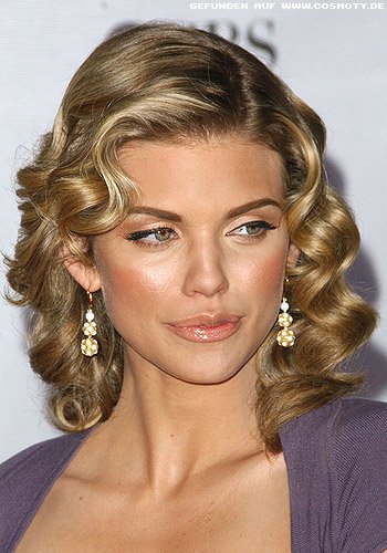 AnnaLynne McCord trägt Glamour-Locken in Schulterlänge