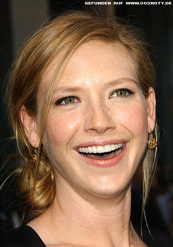 Anna Torv: Eingeschlungener tiefer Zopf mit Eleganz