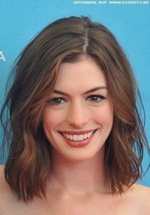 Anne Hathaway mit leicht betonten Strähnen