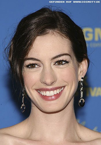 Anne Hathaway: Hochgesteckte Haare zum Seitenscheitel