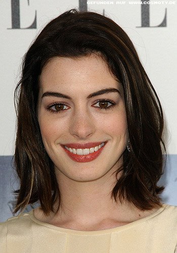 Anne Hathaway mit schulterlangem Long-Bob