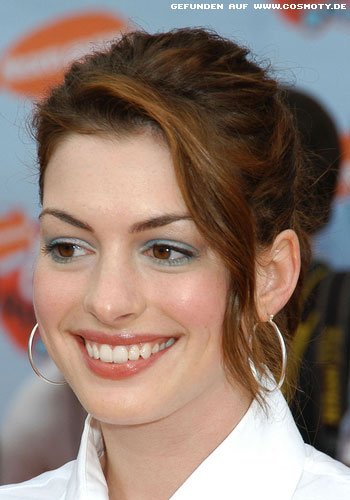 Anne Hathaway mit seitlichen Ponysträhnen
