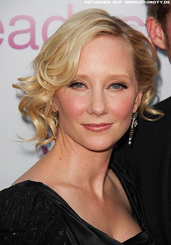 Anne Heche mit süßen Locken zum locker gesteckten Knoten