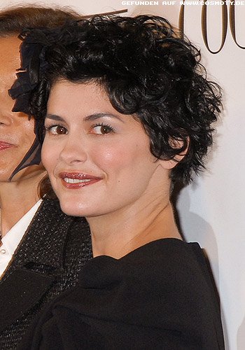 Audrey Tautou: Süße kleine Locken mit Feder-Haarschmuck