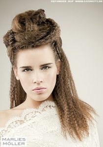 Frisuren Bilder: Aufwändig geschlungene Hochsteckfrisur mit gekreppten