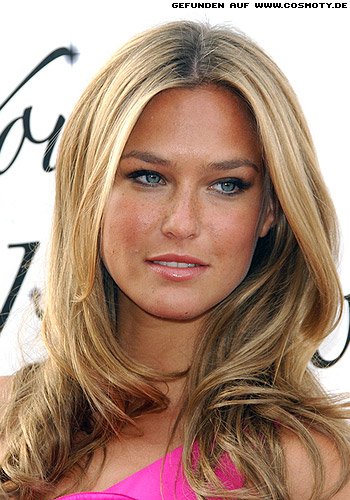 Bar Refaeli mit blonden Wellen im Beach-Look