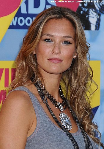 Bar Refaeli mit sanft gewellten Längen