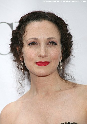 Bebe Neuwirth mit romantisch geflochtener Hochsteckfrisur