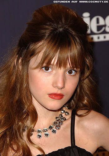 Bella Thorne steckt ihre Locken zur Hälfte hoch