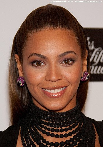 Beyonce Knowles mit streng zurückgesteckten Haaren