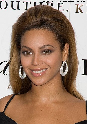 Beyoncé mit glatt geföhnter Tolle