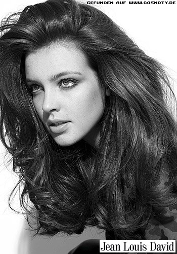 Big Hair mit viel Volumen im Ansatz und Wellen