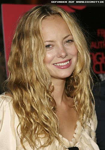 Bijou Phillips mit lässigen Beach-Wellen