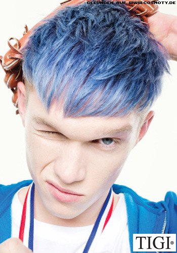 Blau gefärbter Haarschopf