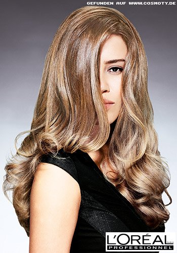 Blonde Längen mit zarten Locken in den Spitzen