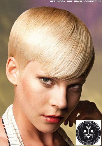 Blonder Pixie im edel glatten Garcon-Stil