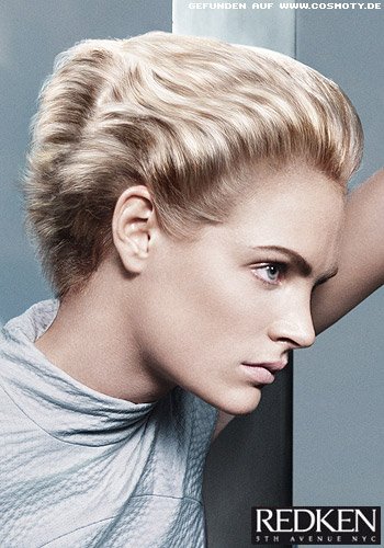 Blonder Short-Cut mit geföhnten Wellen