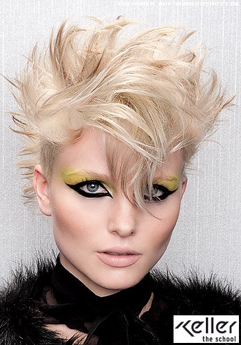 Blonder Short-Cut mit spitz gezwirbelten Strähnen