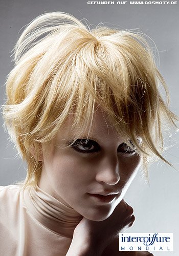 Blonder Stufenschnitt mit definierten Partien