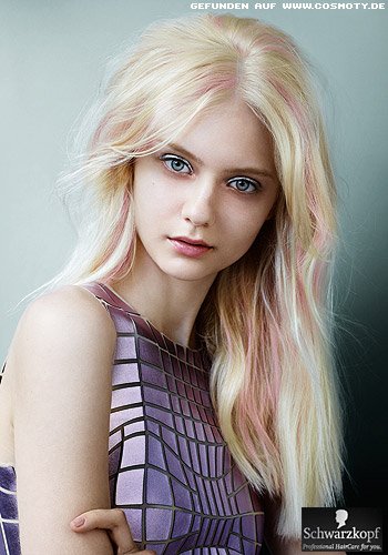 Blondes Haar mit zarten rosafarbenen Strähnen