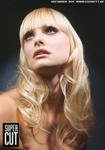 Blonde Wellen mit glatten Rundpony