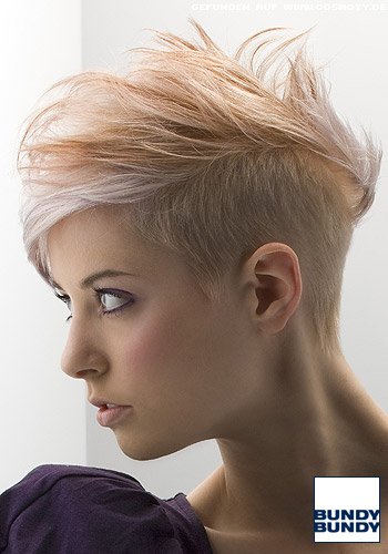 Blond gesträhnter Short-Cut mit leichtem Undercut