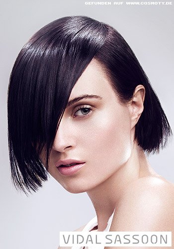 Bob mit tiefem Seitenscheitel in glattem Sleek-Look