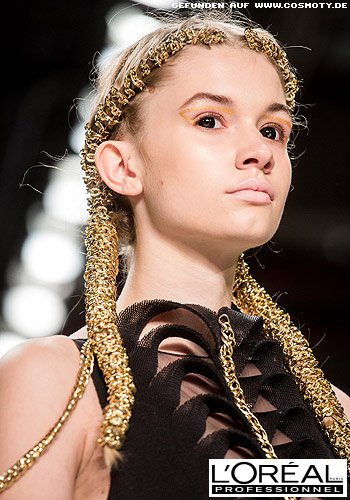 Boxer Braids mit goldenen Ketten umwickelt