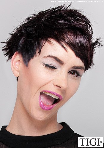 Brünetter Pixie mit wildem Styling