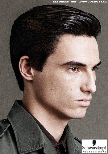 Business-Look mit zurück gekämmten Haaren
