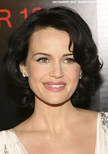 Carla Gugino mit dunklem Locken-Bob