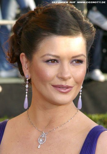 Catherine Zeta-Jones mit eleganter Hochsteckfrisur