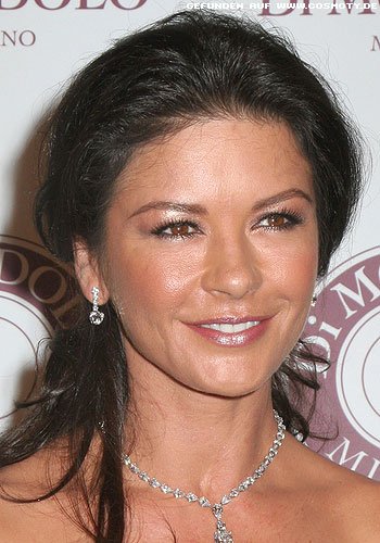 Catherine Zeta-Jones mit locker gebundenen Längen